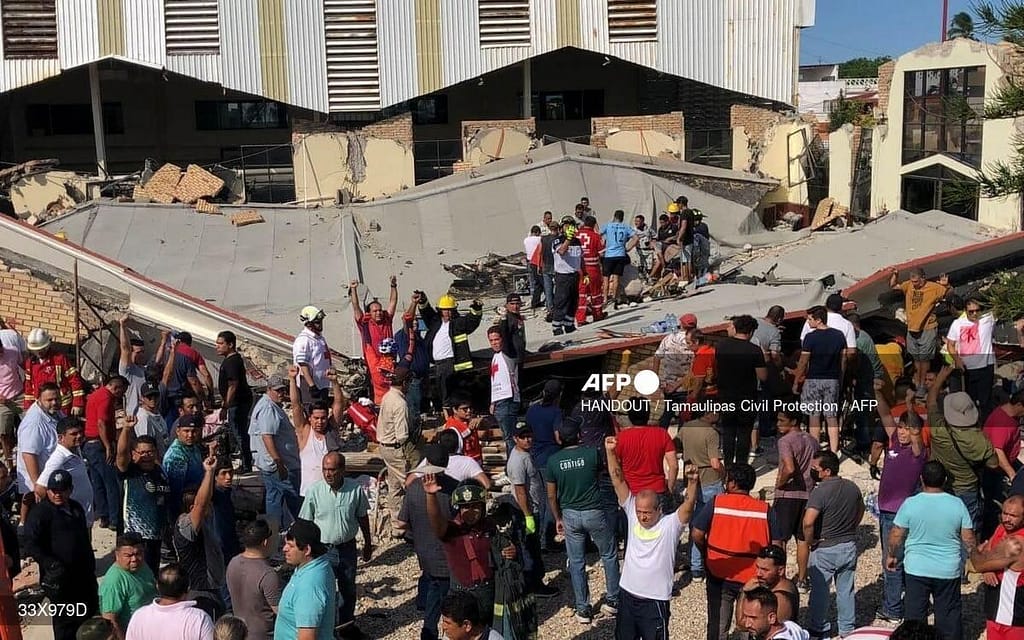 10 dead as church roof collapses 