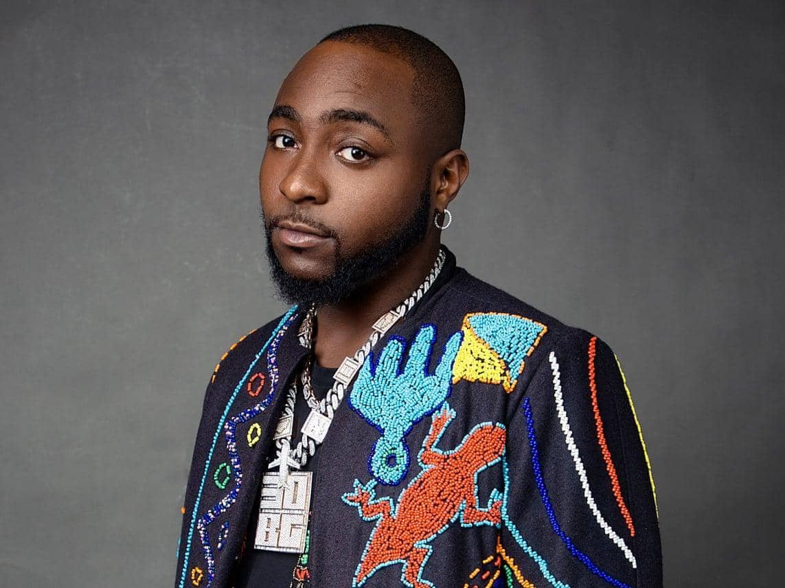 Stop sharing old photos, Davido cautions fans amid reports of welcoming twins