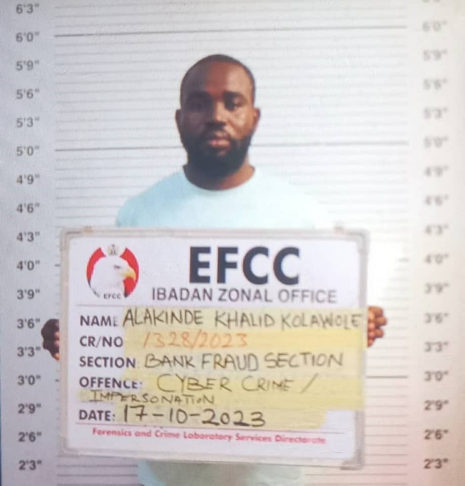 EFCC operatives allegedly held hostage by staff, students of Oyo College